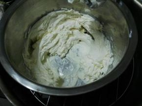 马斯卡彭软化用打蛋器打至顺滑（冬天同样像黄油 奶油奶酪 芝士这些常温也不一定软化很好，可以利用水的蒸汽隔水软化）