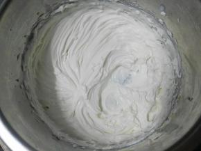 将淡奶油打至酸奶状，注意千万不要打过，不然淡奶油太稠 会导致无法充分填入模具，出来的慕斯会坑坑洼洼