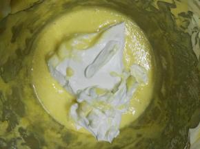 打好马斯卡彭之后我们就可以将马斯卡彭加入做好的蛋黄酱低速打