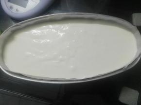 然后把淡奶油和马斯卡彭蛋黄糊拌匀倒入模具里，放冰箱冷冻一晚上，起码也要4-6小时哦，并且要留一些马斯卡彭慕斯备用