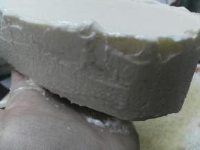 冻好以后我们就脱模，然后我们把多出来的马斯卡彭糊稍微隔水化一下冷却一会涂抹在整个蛋糕上