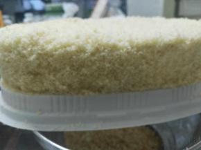 后我们多出来的海绵蛋糕揉碎粘上去，最后放冷藏，吃起来口感非常浓郁，吃的时候一定是吃冷藏的不是冷冻的