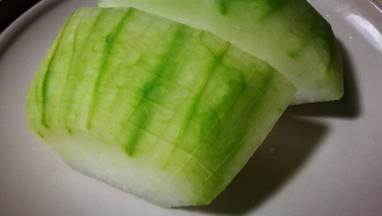 冬瓜去皮切块 表面切花刀