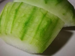 冬瓜去皮切块 表面切花刀
