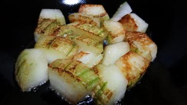 煎制表面焦黄盛出