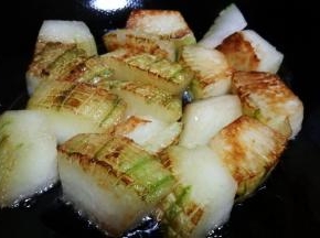 煎制表面焦黄盛出