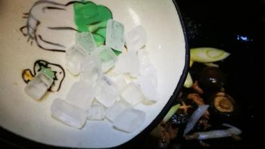 加入葱段香菇 冰糖