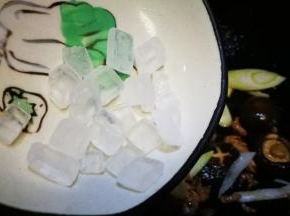 加入葱段香菇 冰糖