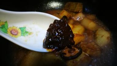 甜面酱 煮至上色入味