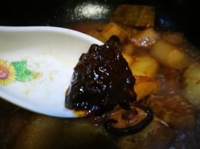 甜面酱 煮至上色入味