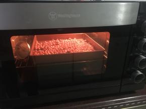 花生先放入烤箱中烤香