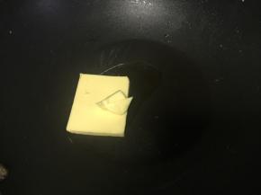 黄油放入锅中小火煮至融化