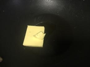 黄油放入锅中小火煮至融化