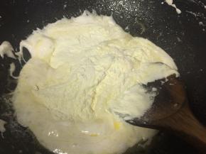 然后关火倒入奶粉翻拌均匀