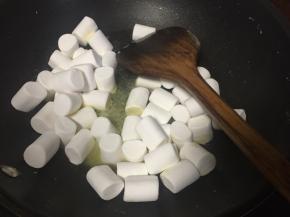 然后放入棉花糖煮