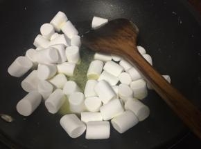 然后放入棉花糖煮