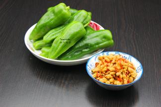 准备食材：青辣椒、腊八豆、香葱；PS：选择大的青辣椒，这种不辣。