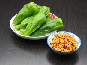 准备食材：青辣椒、腊八豆、香葱；PS：选择大的青辣椒，这种不辣。
