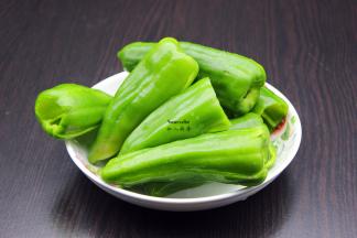 青椒洗净，去蒂，去籽；