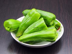 青椒洗净，去蒂，去籽；