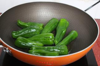 热锅，倒油，爆炒青椒；