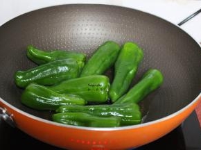 热锅，倒油，爆炒青椒；