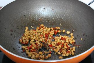 热锅，倒油，腊八豆煸香；