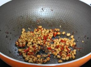 热锅，倒油，腊八豆煸香；