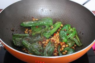 把虎皮辣椒加入；