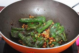 放盐、葱炒均即可。