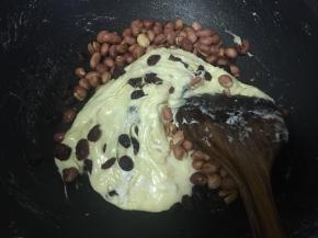 再倒入蔓越莓和花生搅拌均匀