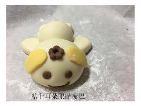 也可用黄色面团制作小狗耳朵哦，为了可爱些也可以在头顶制作一朵小花粘上哦