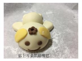 也可用黄色面团制作小狗耳朵哦，为了可爱些也可以在头顶制作一朵小花粘上哦