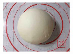 揉成白色光滑的面团。白色面团取30克左右加入可可粉调成咖啡色面团备用。揉好的面团放温暖湿润处发酵两倍大，26-28度，大概发酵一小时左右。