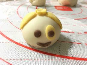 同样的方法再来一种造型，眼睛上贴上一个小面团是不是更萌更可爱呢？嘻嘻