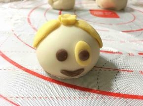 同样的方法再来一种造型，眼睛上贴上一个小面团是不是更萌更可爱呢？嘻嘻