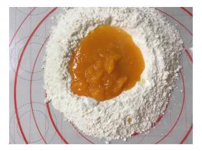 加入蒸好过滤后的南瓜泥，揉成黄色面团