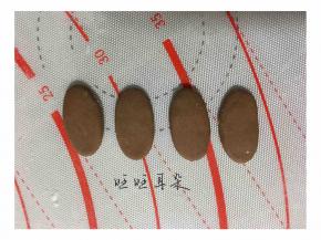可可粉调制的面团制作耳朵备用