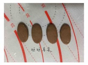 可可粉调制的面团制作耳朵备用