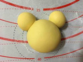 沾水粘合两只耳朵