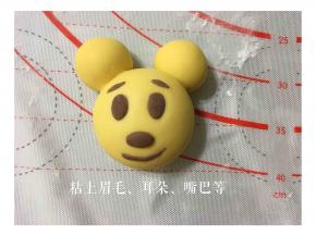 同样方法将准备好的眉毛、眼睛、嘴巴等粘合成如图所示。