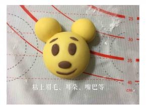 同样方法将准备好的眉毛、眼睛、嘴巴等粘合成如图所示。