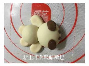 同样的方法粘上耳朵、嘴巴等