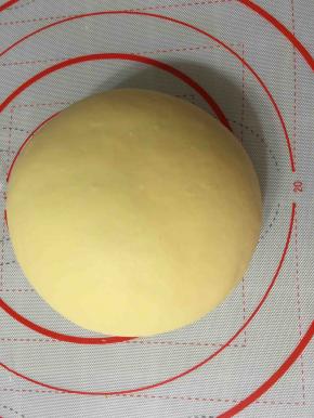 揉成光滑的黄色面团，放温暖湿润处发酵两倍大，26-28度大概发酵一小时左右。