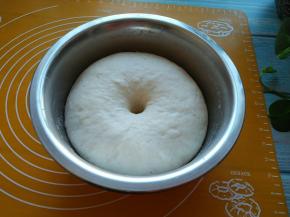 酵母加入15克温水拌匀，加入面粉中，再加入温水150克，搅拌程序状，揉成面团。盖上保鲜膜，温暖处发酵到二倍大。