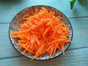 胡萝卜洗净去皮切丝