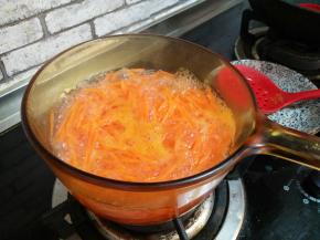 胡萝卜放入开水中煮一下。捞出来用凉水过一遍，攥干水分。