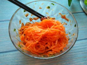 胡萝卜放在拌好的猪肉馅中（羊肉馅的制作:羊肉末，葱花，姜末，生抽，料酒，花椒油，盐拌匀）