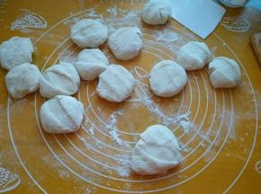 将面团分成小面团