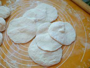 将面团擀成包子皮